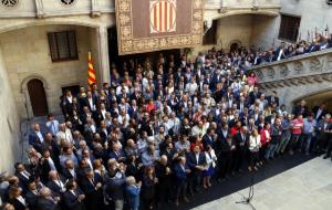 Els alcaldes alcen la vara durant la concentració al Pati dels Carruatges i la Galeria Gòtica