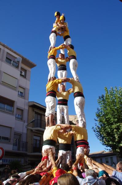 Els Bordegassos completen castells de set a les festes de Tauste. Yoko