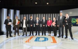 Els candidats a les eleccions al 21-D flanquejats pel periodista Quim Barnola, a l'esquerra, i el director de TVE, Eladio Jareño, a la dreta. ACN