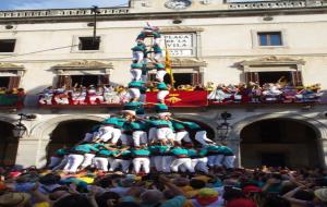 Els Castellers de Vilafranca carreguen el tres de deu i s'anoten el quatre de nou amb l'agulla
