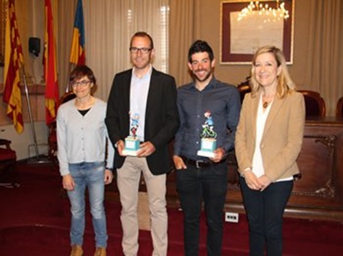 Els ciclistes Joan Font i Ignació Ávila reben el reconeixement de Vilanova. Ajuntament de Vilanova