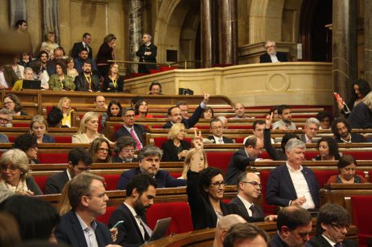 Els diputats votant la totalitat de la reforma del reglament del Parlament, el 26 d'abril de 2017. ACN