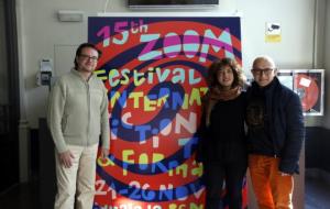 Els directors del Zoom, Anna Cervera i Jordi Comellas, acompanyats pel regidor de Cultura d'Igualada, Pere Camps, amb el cartell de la 15è Zoom. ACN