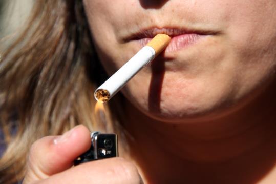 Els fumadors són un dels grups amb risc de patir un càncer oral. ACN