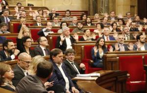 Els grups de C's i PPC aixequen les mans per no votar la polèmica part dels pressupostos mentre la cambra l'aprova. ACN