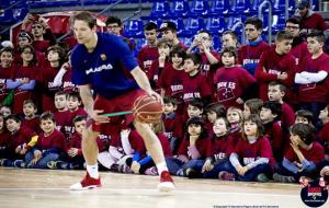 Els jugadors de l’Associació Vilabàsquet a la pista del Barça. Eix