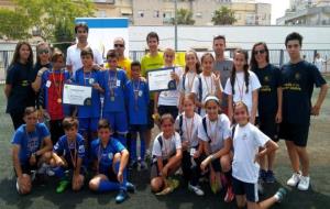 Els jugadors de l’escola Àngels Garriga i el Col·legi Sagrat Cor amb les autoritats. Eix