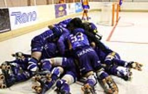 Els jugadors del Patí Vilafranca, fent una pinya celebrant la classificació després del gol d'or de Marc Vázquez