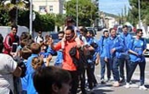 Els jugadors i l'entrenador de l'equip del CDRibes, són rebuts pels aficionats al Bosc de Plaça