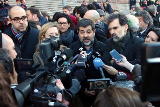 Els líders de les entitats sobiranistes, Miquel Buch, Neus Lloveras, Jordi Sànchez i Jordi Cuixart, atenent els mitjans de comuniciació. ACN