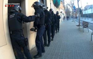 Els Mossos d'Esquadra al carrer abans d'entrar en un dels registres domiciliaris