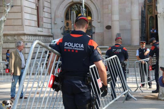 Els mossos d'esquadra traslladen les tanques per delimitar l'espai de la manifestació, el 21 de setembre de 2017. ACN