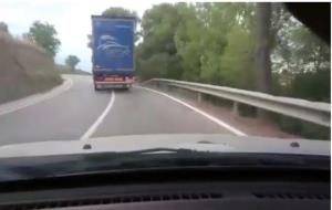 Els Mossos investiguen un camioner que conduïa derrapant i fent esses per una carretera local del Penedès. Facebook