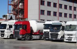 Els polígons industrials de Vilafranca es converteixen en aparcaments improvisats per als camions de gran tonatge. Ramon Filella