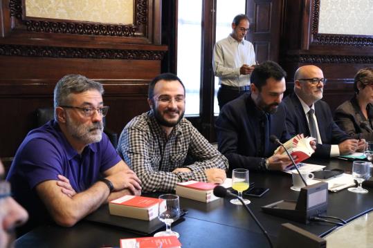 Els portaveus parlamentaris de JxSí, Lluís Corominas i Roger Torrent, amb els de la CUP Albert Botran i Carles Riera. ACN