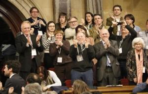 Els representants del Penedès celebren la votació de la creació de la vegueria al Parlament. ACN