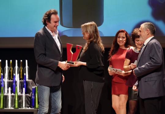 Els responsables del vi negre Turó de les Abelles 2013 de Finca Viladellops (DO Penedès) rebent el Gran Vinari d'Or 2017. Premis Vinaris