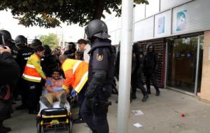 Els sanitaris s'enduen un dels ferits després de la càrrega de la policia espanyola al CAP de Cappont de Lleida. ACN