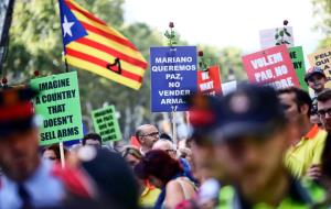 Els serveis públics encapçalen la marxa de Barcelona en record de les víctimes i contra el terrorisme