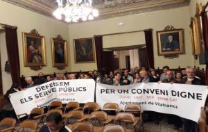 Els treballadors de l’Ajuntament de Vilafranca es manifesten al ple per un 