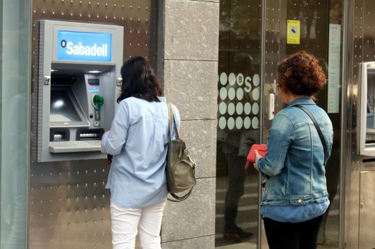Els usuaris de bancs europeus podran fer transferències immediates a partir del 21 de novembre. ACN