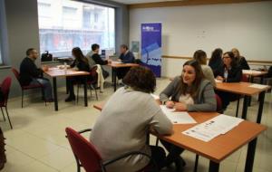 Els usuaris del servei prelaboral de Vilanova practiquen entrevistes de feina amb l'ADEPG. Ajuntament de Vilanova
