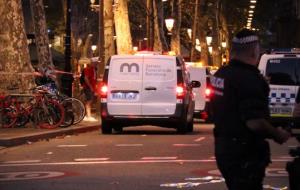 Els vehicles dels serveis funeraris arribant a les Rambles de Barcelona, el 17 d'agost de 2017 . ACN