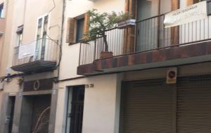 Els veïns del carrer Correu denuncien l’Ajuntament de Vilanova per seva la passivitat en el soroll