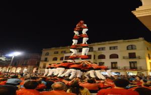 Els Xicots descarreguen la torre de vuit amb folre a la diada del Roser