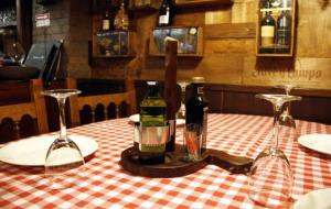 Envasos d'oli d'oliva d'un sol ús en un restaurant de Lleida. ACN