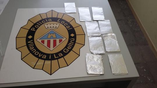 Enxampen una jove de 23 anys robant peces de roba de botiques de la rambla de Vilanova. Policia local de Vilanova