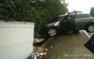 Espectacular accident de trànsit a les Roquetes on un turisme s'ha encastat contra una casa