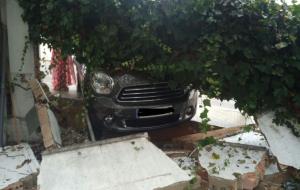 Espectacular accident de trànsit a les Roquetes on un turisme s'ha encastat contra una casa