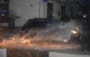 Espectacular aiguat a Sitges amb complicacions pel vent i la intensitat de la pluja
