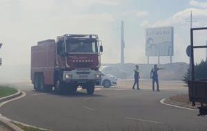 Espectacular incendi de matolls a la carretera de l'Arboç, a Vilanova