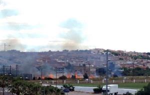 Espectacular incendi de matolls a la carretera de l'Arboç, a Vilanova