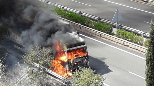 Espectacular incendi d'un camió a la C-32, que ha obligat a tallar d'autopista. No vull pagar C-32