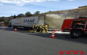 Espectacular incendi d'un camió a la C-32, que ha obligat a tallar d'autopista