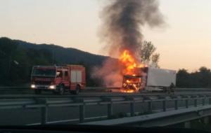 Espectacular incendi d'un trailer a l'AP-7 en plena operació sortida. EIX