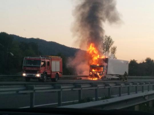 Espectacular incendi d'un trailer a l'AP-7 en plena operació sortida. EIX