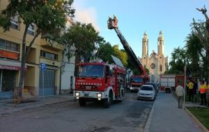 Espectacular incendi en un habitatge al centre de Ribes