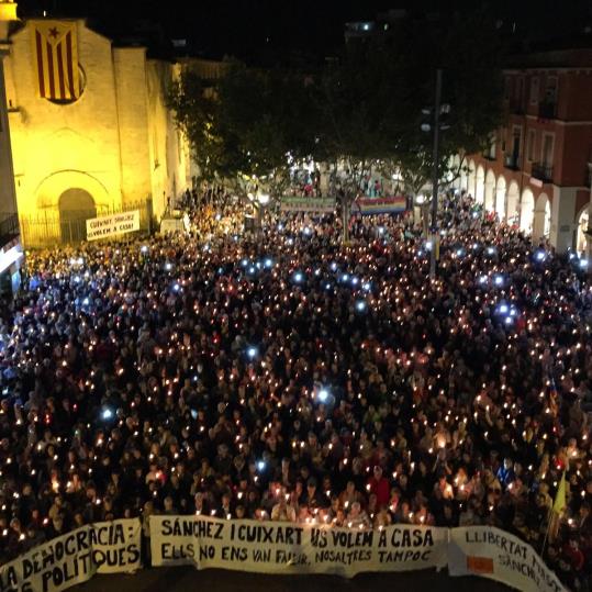 Espelmes, pancartes i estelades tornen a omplir les places del Penedès i Garraf per la llibertat de Cuixart i Sanchez. Míriam Fernández