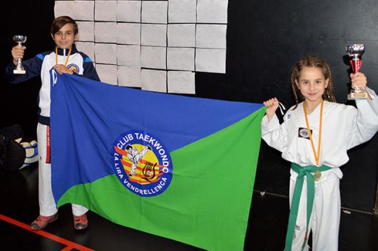 Esportistes de la secció de taekwondo de La Lira Vendrellenca. Eix