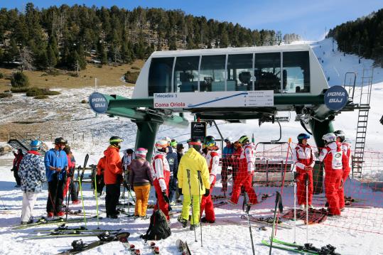 Esquiadors esperant per agafar el telecadira a l'estació d'esquí de la Masella el dia 10 de novembre del 2017. ACN