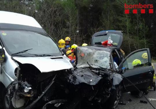 Estat en què han quedat els dos vehicles accidentats a Subirats (Alt Penedès) l'11 de desembre del 2017. Bombers