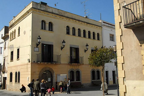 Façana de l'Ajuntament de Cubelles. Ajuntament de Cubelles