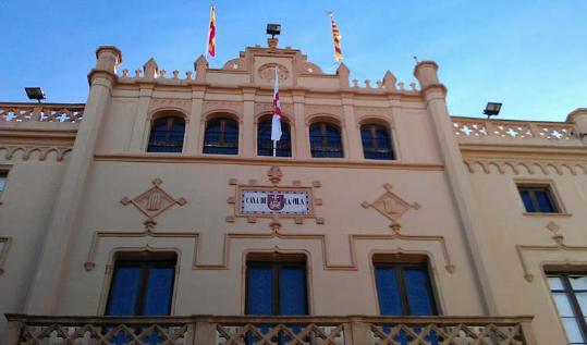 Façana de l'Ajuntament de Sitges. Eix