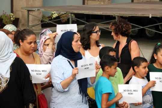 Família i amics dels autors dels atemptats es concentren a Ripoll en rebuig pels atacs terroristes. ACN