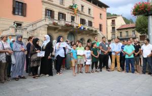Família i amics dels autors dels atemptats es concentren a Ripoll en rebuig pels atacs terroristes