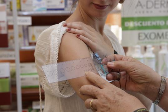 Farmàcies de Vilafranca impulsen una campanya contra el càncer de pell. EIX